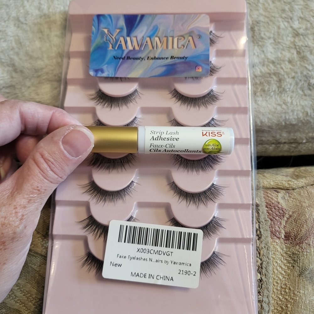 False Eyelashes with Kiss Lash Adhesive - Black